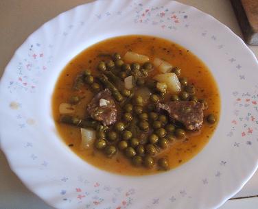 Receta en tiempos de crisis. Un guiso mil veces hecho. Ternera guisada con patata,guisantes y esp&aacute;rragos